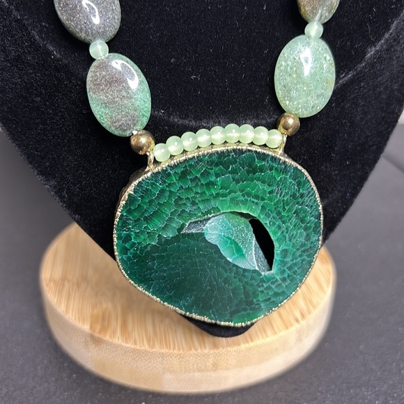 Stunning Green Geode Pendant Gemstone Beaded Necklace - Picture 2 of 9